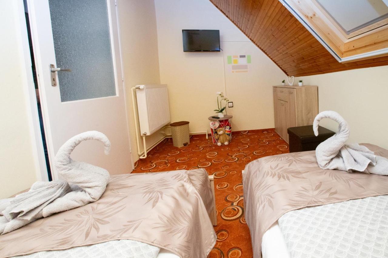 For You Apartman Gyula Ngoại thất bức ảnh