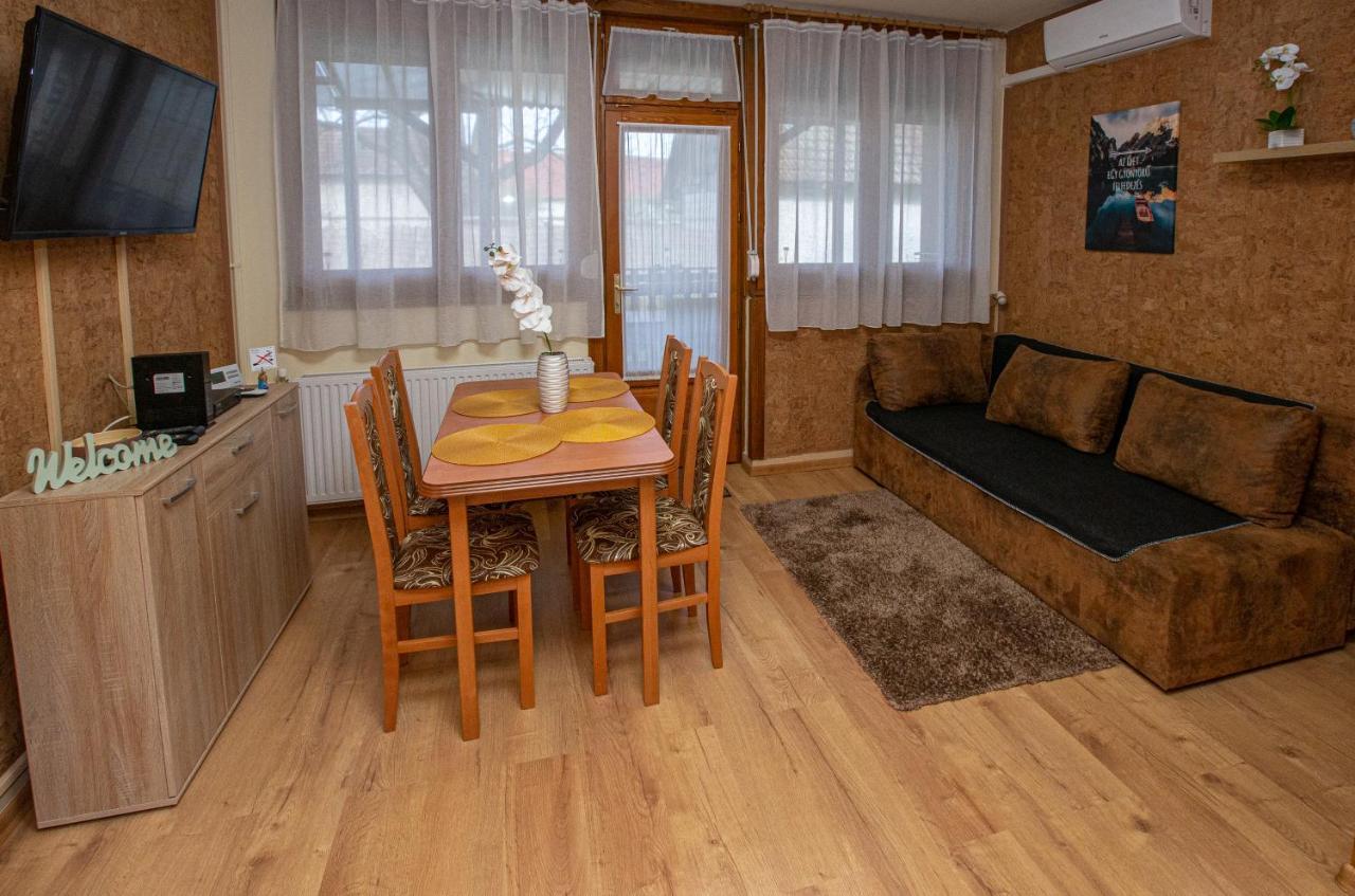 For You Apartman Gyula Ngoại thất bức ảnh